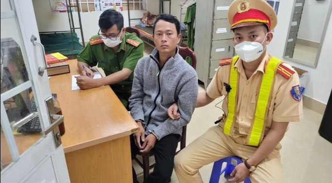  Tạm giữ kẻ làm nhục em gái cùng mẹ khác cha: Giữa năm 2021, Lê Văn Nghĩa (33 tuổi, ngụ huyện Châu Phú, tỉnh An Giang) đã 2 lần thực hiện hành vi hiếp dâm em gái cùng mẹ khác cha. Sự việc sau đó bị người nhà phát hiện và trình báo đến cơ quan công an. Cuối năm 2021, sau khi công an xã mời lên làm việc thì Nghĩa đã bỏ trốn khỏi địa phương. Ngày 23/11, Công an tỉnh An Giang cho biết đang tạm giữ đối tượng Nghĩa để điều tra, làm rõ. 