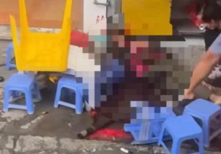 Nguoi phu nu bi dam bang dao, tu vong tren pho Ha Noi