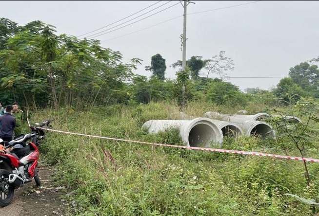  Nam thanh niên chết bất thường tại bãi đất trống: Sáng 22/11, nhân viên bảo vệ một khu di tích trên địa bàn phường Bình Thắng, thành phố Dĩ An, Bình Dương đi tập thể dục thì phát hiện một xe máy trên bãi đất trống ở cổng khu di tích, cách đó vài mét là thi thể nam giới nằm úp mặt, kẹt giữa hai ống cống. Khám nghiệm hiện trường, lực lượng chức năng ghi nhận có một balo chứa giấy tờ tên N.T.T. (31 tuổi, quê Nghệ An) nghi vấn của nạn nhân. Công an TP Dĩ An đã hoàn tất khám nghiệm, thu thập dấu vết để điều tra nguyên nhân tử vong của nạn nhân.