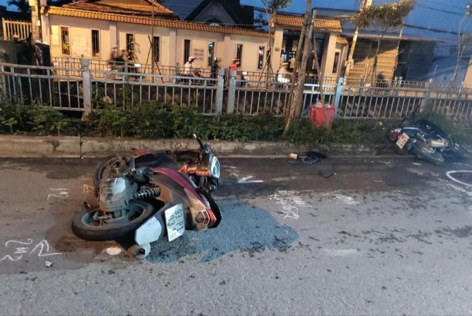  Truy tìm người gây tai nạn rồi bỏ lại xe ở hiện trường: Ngày 22/11, Đội CSGT-TT quận 12, TP HCM cho biết đơn vị này đang thụ lý, giải quyết một vụ tai nạn giao thông (TNGT) trên địa bàn nhưng người gây tai nạn đã bỏ trốn. Vụ TNGT xảy ra chiều 18/11, tại trước nhà số 62, đường TL17 (gần giao lộ TL17 + TL26), phường Thạnh Lộc, quận 12. Sau khi làm một phụ nữ bị thương, tài xế điều khiển xe máy gây tai nạn đã để lại xe rời khỏi hiện trường. Đội CSGT-TT quận 12 đề nghị chủ xe và người gây tai nạn nêu trên nhanh chóng đến trụ sở đơn vị để phối hợp giải quyết. 