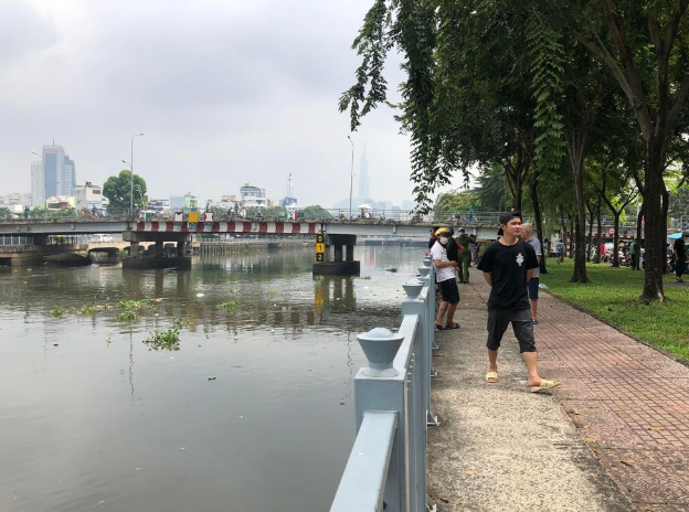  Thi thể người đàn ông nổi trên kênh Nhiêu Lộc - Thị Nghè: Sáng 22/11, một số người dân đang đi tập thể dục thì phát hiện có thi thể nổi trên kênh Nhiêu Lộc - Thị Nghè, đoạn qua phường Đa Kao (quận 1, TP HCM). Bước đầu xác định nạn nhân là nam giới, khoảng 40 tuổi, mặc quần áo màu xám. Đến trưa cùng ngày, thi thể nạn nhân được cơ quan chức năng đưa về nhà xác để tiếp tục điều tra. 