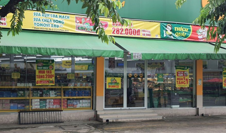  Dùng kéo cướp tiền ở cửa hàng bách hóa: Phan Trường Giang (29 tuổi, ngụ quận Tân Bình, TP HCM) đi xe máy đến một cửa hàng bách hóa trên đường song hành quốc lộ 22 (xã Trung Chánh, huyện Hóc Môn). Khi đến nơi, đối tượng đỗ xe máy ở bên ngoài cửa hàng rồi vào bên trong giả vờ mua sắm. Giang dùng kéo thủ sẵn trong người rút ra đe dọa nữ nhân viên rồi mở hộc tiền ở quầy thu ngân, cướp 6 triệu đồng và lên xe máy tẩu thoát. Ngày 22/11, Công an huyện Hóc Môn cho biết đang tạm giữ Phan Trường Giang để điều tra về hành vi cướp tài sản. 