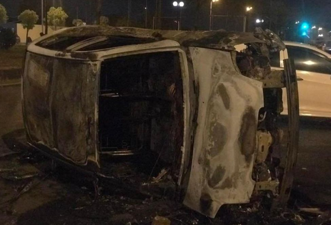 Ha Noi: Dang luu thong, o to bat ngo no lop, chay tro khung