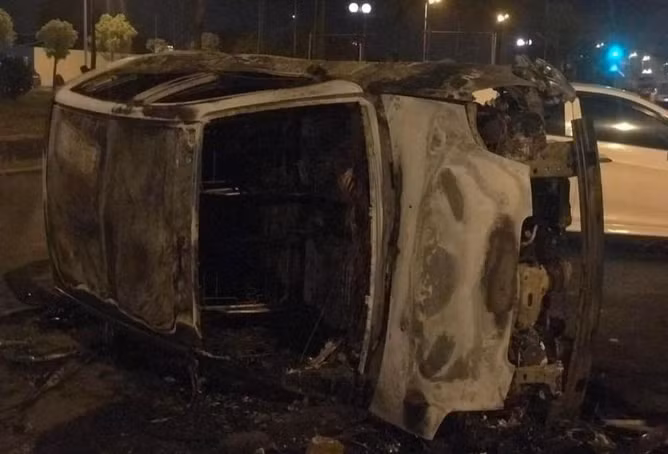 Ha Noi: Dang luu thong, o to bat ngo no lop, chay tro khung