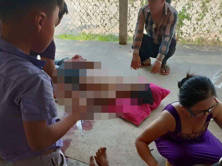  Cầm dao chém chết bạn nhậu vì mâu thuẫn: Khoảng 14h30 ngày 27/7, tại xã Tiên Lộc, huyện Tiên Phước, tỉnh Quảng Nam, Nguyễn Văn Quốc (18 tuổi) nhậu cùng Phạm Văn Sáu (41 tuổi, cả 2 là người địa phương) và một số người khác ở thôn 4 xã Tiên Lộc. Trong khi nhậu, giữa Quốc và ông Sáu xảy ra mâu thuẫn rồi cự cãi. Nam thanh niên sau đó vào nhà lấy con dao phay chạy đến chém ông Sáu khiến nạn nhân gục tại chỗ rồi đến Công an đầu thú. 