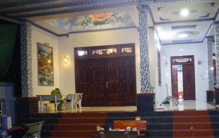  Mâu thuẫn trong lúc nhậu, anh đâm em trai chết tại chỗ: Chiều 17/11, ba anh em ruột gồm ông Trần Văn Hải (53 tuổi) cùng anh là ông Trần Văn Hồng (57 tuổi, cùng ngụ xã Ngũ Hiệp, huyện Cai Lậy, Tiền Giang) đến nhà em trai là ông Trần Văn Nhứt (47 tuổi, ngụ xã Tam Bình, huyện Cai Lậy) chơi và có tổ chức tiệc rượu. Trong lúc nhậu, giữa ông Hải và ông Hồng gây gổ về chuyện phân chia tài sản. Bất ngờ ông Hồng dùng dao nhọn để trên bàn đâm nhiều nhát vào người ông Hải dẫn đến tử vong tại chỗ. Sau khi xảy ra vụ việc, ông Hồng bỏ trốn khỏi hiện trường và bị công an bắt giữ khi về nhà.