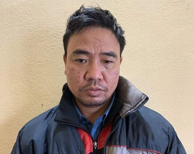  Chém chết người sau lời thách đố trên bàn nhậu: Tối 29/12/2021, Phạm Văn Chín (SN 1982, trú huyện Chiêm Hóa, tỉnh Tuyên Quang) đến nhà em gái họ là chị M.T.H. (SN 1985, ở xã Yên Nguyên, huyện Chiêm Hóa) để ăn cơm, uống rượu. Trong bữa cơm có anh Nguyễn Tiến V. (SN 1982, trú xã Yên Nguyên) đến dự. Sau bữa ăn, Chín và anh V. ngồi uống nước thì xảy ra mâu thuẫn, cãi nhau. Lúc này, anh V. thách Chín chém mình. Do bực tức, Chín lấy một con dao chém nhiều nhát vào vùng đầu, mặt của anh V., khiến nạn nhân tử vong. 