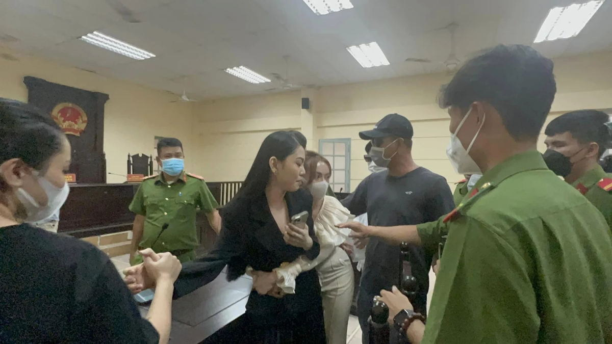 Tại tòa, HĐXX hỏi thêm một số bị cáo đã đánh vào vị trí nào trên cơ thể bị hại, đánh bao nhiêu cái. Sau đó, HĐXX tiếp tục hội ý. Sau khi hội ý, HĐXX tuyên trả hồ sơ vụ án để điều tra bổ sung. Ngay sau khi HĐXX rời đi, Trang Nemo đã tiến về phía bị hại Khanh, ôm bị hại nói lời xin lỗi. Tuy nhiên, Khanh lắc đầu từ chối và rời đi.