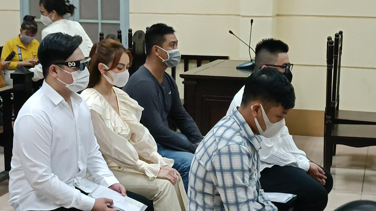 Sau thời gian nghị án kéo dài, HĐXX quay lại phần xét hỏi. Trả lời HĐXX, bị hại Phạm Lệ Khanh cho biết giữ nguyên yêu cầu HĐXX xử lý các bị cáo tội "Cố ý gây thương tích". Đối với yêu cầu này, tại phiên xử trước đó, đại diện VKSND quận 1 cho biết không có căn cứ xử lý do cơ quan điều tra chưa xác định được thương tích của bà Khanh do ai gây ra và thời điểm bị thương tích.