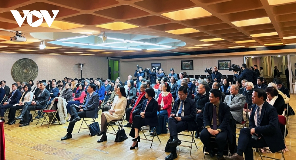 Tại buổi làm việc với các cơ quan đại diện Việt Nam, Đại sứ đặc mệnh toàn quyền Việt Nam tại Pháp Đinh Toàn Thắng và Đại sứ, Trưởng phái đoàn Việt Nam bên cạnh Tổ chức UNESCO báo cáo với Phó Chủ tịch nước Võ Thị Ánh Xuân về các hoạt động thúc đẩy hữu nghị và hợp tác song phương cũng như quan hệ hợp tác đa phương với các tổ chức quốc tế tại Pháp trong thời gian vừa qua. (Ảnh: VOV)