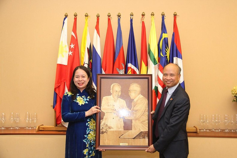Tại cuộc gặp cộng đồng người Việt tại Pháp, Đại sứ Đinh Toàn Thắng báo cáo Phó Chủ tịch nước Võ Thị Ánh Xuân về những hoạt động gìn giữ bản sắc Việt cũng như những hoạt động hướng về đất nước... (Phó Chủ tịch nước Võ Thị Ánh Xuân trao bức ảnh "Bác Hồ và Bác Tôn" cho Đại sứ Đinh Toàn Thắng và tin tưởng rằng các cơ quan đại diện Việt Nam tại Pháp tích cực thúc đẩy quan hệ song phương và đa phương trong thời gian tới) (Ảnh: Nhân Dân) 