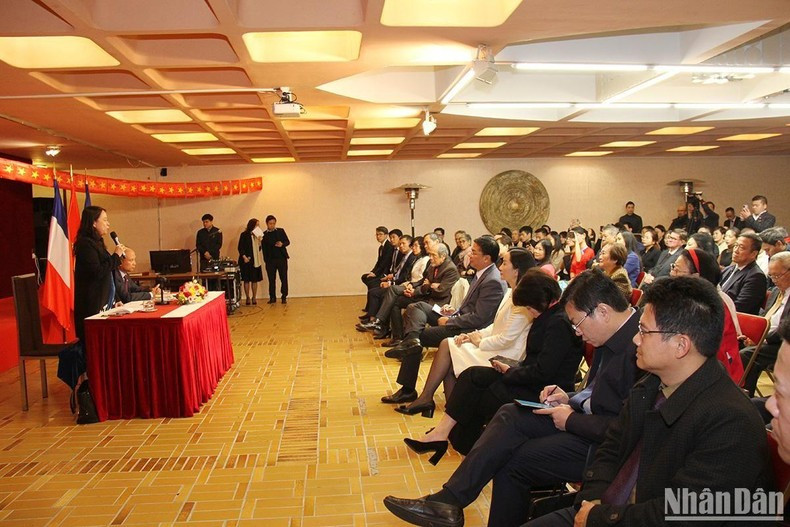 Tới nay, các cấp từ trung ương đến cơ sở, cấp Nhà nước, cấp Nghị viện, cấp địa phương của Pháp đều có quan hệ hợp tác với các cấp tương ứng của Việt Nam. Pháp và Việt Nam có nhiều trao đổi trong các lĩnh vực phát triển bền vững, biến đổi khí hậu, quản lý đô thị, nâng cao năng lực thể chế, nông nghiệp, kinh tế số và sắp tới cũng sẽ có những trao đổi lớn hơn. Các nhà đầu tư Pháp đánh giá Việt Nam là một thị trường lớn. (Ảnh: Nhân Dân) 