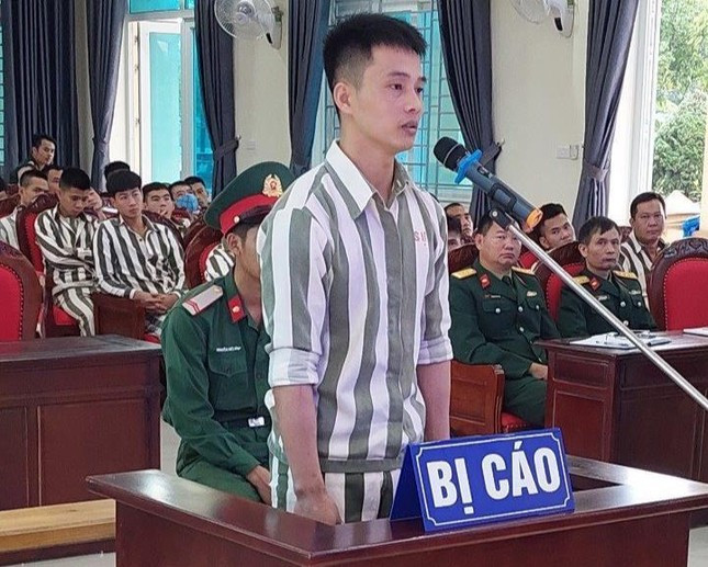 Ngày 25/11/2022 tại Hội trường Trại giam quân sự Khu vực miền Bắc (T974), Tòa án quân sự Quân khu 4 đã tuyên phạt bị cáo Triệu Quân Sự 3 năm tù về tội “Trốn khỏi nơi giam” và 3 năm tù “Trộm cắp tài sản”. Tổng hợp mức hình phạt cho cả 2 tội là 6 năm tù. Tổng hợp với bản án số 02/2020/HS-ST ngày 18/12/2020 của Tòa án quân sự Quân khu 5, buộc bị cáo Triệu Quân Sự phải chịu hình phạt là chung thân.