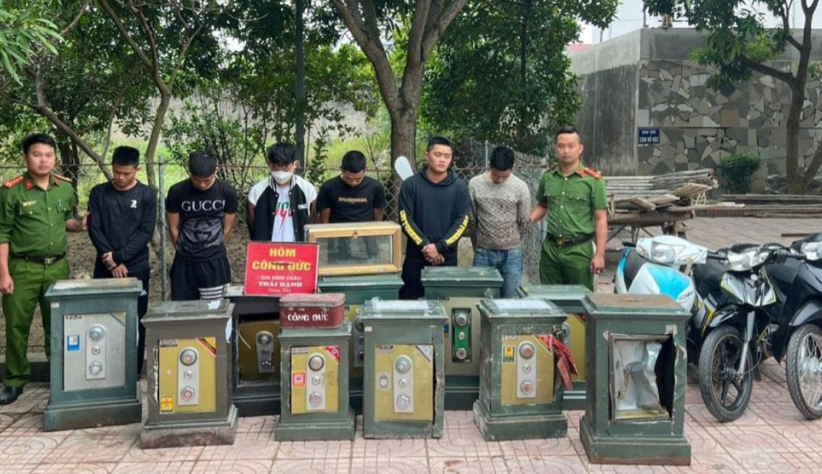  Bắt nhóm đối tượng gây ra 25 vụ trộm két sắt tại đền, chùa: Ngày 24/11, Công an huyện Nghi Lộc, tỉnh Nghệ An vừa chủ trì phối hợp với các đơn vị liên quan phá thành công chuyên án liên quan đến ổ nhóm chuyên đột nhập vào các di tích tâm linh như đền, chùa, nhà thờ để phá két trộm tài sản. Bước đầu, cơ quan công an chứng minh được, các đối tượng đã thực hiện hơn 25 vụ trộm cắp tài sản tại các đền, chùa của tỉnh Nghệ An và Hà Tĩnh. Tang vật thu giữ gồm 10 két sắt, 8 điện thoại di động, 3 xe mô tô, 2 kìm cắt sắt và các vật chứng, tài liệu liên quan. 