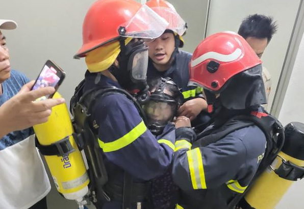  Giải cứu 2 phụ nữ thoát khỏi đám cháy chung cư ở Hà Nội: Trưa 24/11, tại một căn hộ ở tầng 6, tòa nhà V1 Victoria Văn Phú, phường Phú La, quận Hà Đông, xảy ra vụ cháy lớn. Lực lượng Cảnh sát PCCC&amp;CNCH đã tổ chức trinh sát, tìm kiếm người bị nạn và phát hiện 2 phụ nữ lớn tuổi đang mắc kẹt. Cảnh sát đã di chuyển và hướng dẫn các nạn nhân mắc kẹt thoát nạn an toàn. 