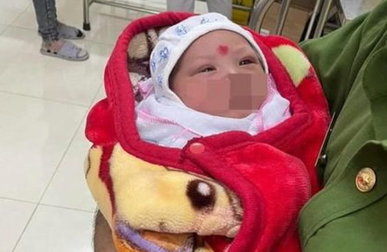  Phát hiện bé trai sơ sinh bị bỏ rơi bên lề đường: Ngày 24/11, Công an xã Yên Kỳ, Hạ Hòa, tỉnh Phú Thọ cho biết, đơn vị này vừa tiếp nhận một cháu bé sơ sinh bị bỏ rơi được người dân phát hiện được bên lề đường. Trước đó, sáng 3/11, trên đoạn đường từ khu 6 đi khu 10 (thuộc xã Yên Kỳ, Hạ Hòa) 2 người dân địa phương phát hiện 1 bé trai sơ sinh bị bỏ ở lề đường. Thời điểm phát hiện, cháu bé chỉ được quấn miếng tã và lớp vải quanh người, cháu rất ngoan và không khóc.