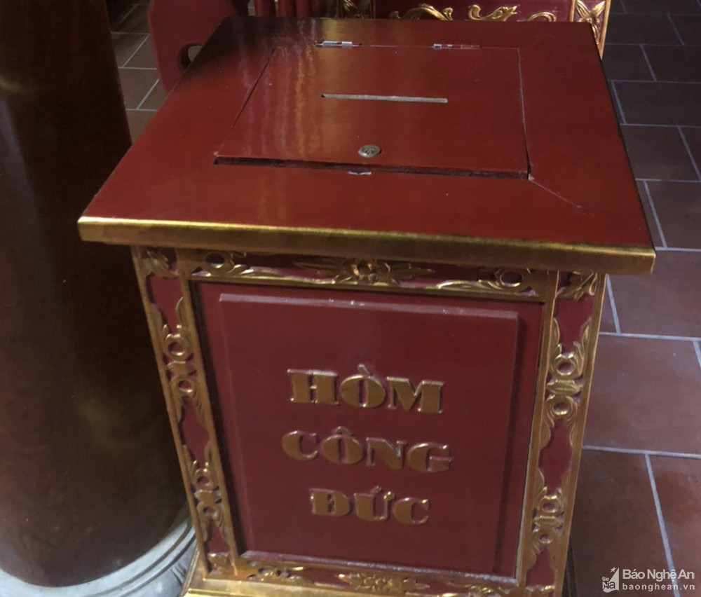 Khoảng 18h30 ngày 15/11/2016, Dương vào chùa Minh Giám gặp ông K. xin cơm ăn rồi ngỏ ý muốn ngủ nhờ. Đến khoảng 21h cùng ngày, Sơn mang theo 1 ba lô đựng tuýp sắt vào chùa và cũng xin ông K cho ngủ lại. Khoảng hai tiếng sau, thấy ông K. đã ngủ say, Sơn và Dương đã ra tay sát hại. Thấy nạn nhân đã chết, hai đối tượng lấy 2 chiếc điện thoại di động và bê theo 1 hòm tôn đựng tiền công đức nhà chùa. Hai đối tượng mang chiếc hòm công đức về sông Rạng (thôn 1, xã Việt Hồng, Thanh Hà, Hải Dương) và phá khóa, lấy đi 1,6 triệu đồng. (Ảnh minh hoạ, nguồn ảnh Báo Nghệ An)