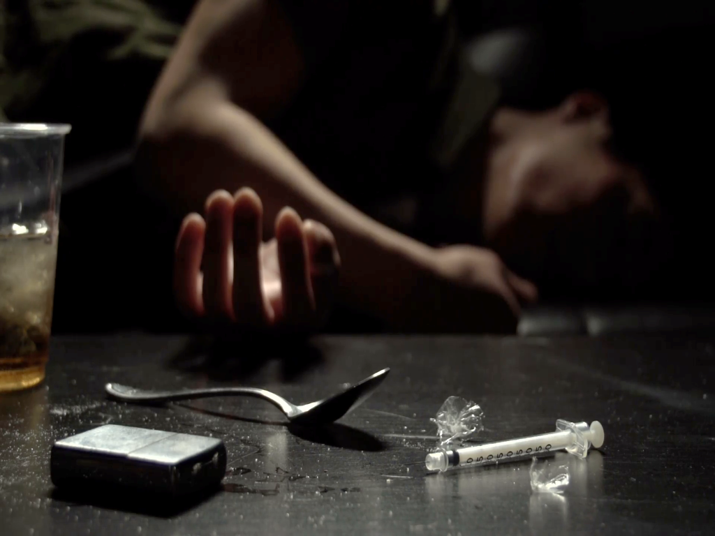 Hàng loạt đối tượng ở xã Việt Hồng và hai xã lân cận được rà soát. Khi rút gọn danh sách, Công an tỉnh Hải Dương chú ý đến 2 người khả nghi nhất. Đầu tiên là thanh niên xuất hiện tại hiện trường vụ án sớm nhất. Tuy nhiên, người này sau đó được giải nghi vì không liên quan. Đối tượng thứ hai là một thanh niên mới đi cai nghiện ma túy về. (Ảnh minh hoạ, nguồn ảnh Internet) 