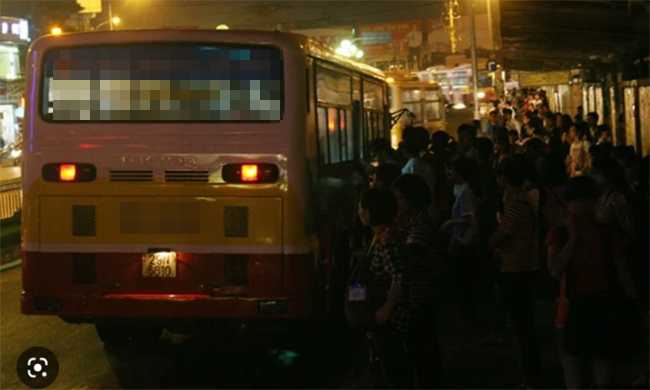 Tới ga, nhóm trinh sát lại nhận được tin Sơn và Dương đã lên một chuyến xe buýt di chuyển về hướng Hà Nội. Công an tỉnh Hải Dương quyết định bám đuôi. Khi tới địa bàn huyện Gia Lâm (Hà Nội), chiếc xe buýt dừng lại, hai thanh niên trẻ măng bước xuống, nhanh chóng đi về phía con đường vắng vẻ. Trong lúc cả hai đối tượng đang tìm cách "lẻn" sâu vào nội thành Hà Nội thì tổ công tác của Công an tỉnh Hải Dương đã nhanh chóng áp sát, bắt giữ. (Ảnh minh hoạ, nguồn ảnh Internet)