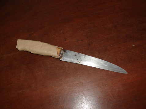 Theo người dân cung cấp thì ông K. thường ngày sử dụng 2 chiếc điện thoại di động. Tuy nhiên khi được phát hiện tử vong, số tài sản này đã không còn. Các điều tra viên nhận định, đây là vụ án giết người để cướp tài sản. Khi tìm kiếm xung quanh, công an tìm thấy một con dao lưỡi sắc có cán bằng nhựa, một đôi dép tông, loại các thanh niên trẻ tuổi hay đi. (Ảnh minh hoạ, nguồn ảnh Internet) 