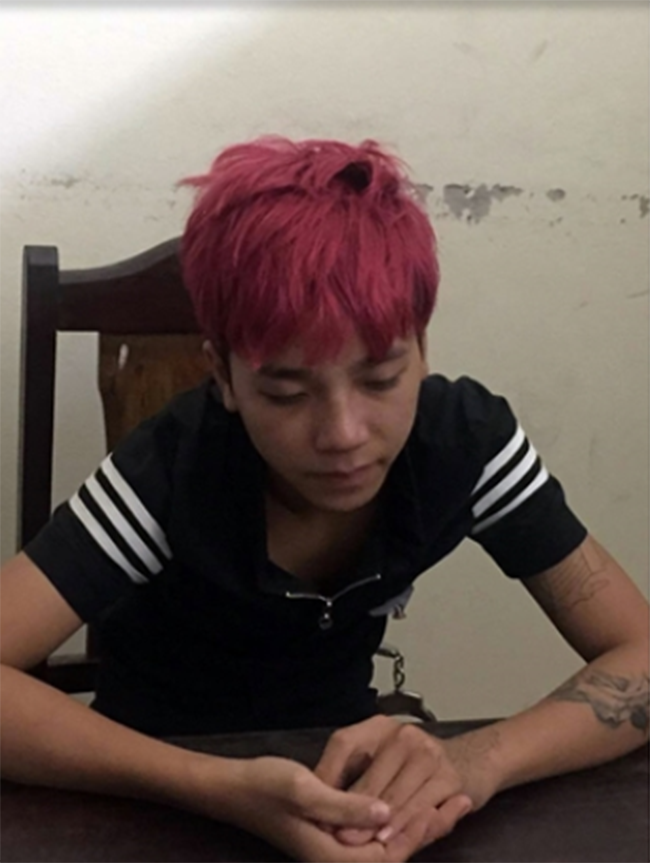 Tại cơ quan điều tra, Sơn khai nhận có quen biết với nạn nhân K và hay đến chùa chơi. Nhiều lần, Sơn được ông K giúp đỡ. Trong đó có lần ông K cho Sơn tiền để trả nợ. Tuy nhiên, Sơn không trả mà lấy chi tiêu riêng. Việc bị phát hiện nên ông K mắng mỏ Sơn. Do cần tiền tiêu xài, Sơn nảy sinh ý định sát hại ông K để cướp tài sản. Sơn đem kế hoạch này ra rủ bạn là Dương cùng làm. (Ảnh: CAND)