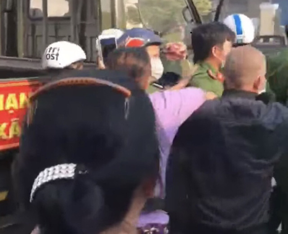  Vỡ hụi 200 tỷ đồng, hơn 800 người khóc ròng: Ngày 4/5/2021, Công an Bình Thuận đã củng cố hồ sơ, xác minh vụ việc liên quan đến đường dây vỡ hụi gần 200 tỷ đồng do bà Lê Thị Lại (57 tuổi ở xã Hàm Mỹ, huyện Hàm Thuận Nam) làm chủ. Thời điểm phát giác vụ việc, bà Lại làm chủ hụi và chồng hụi với 865 người. Trên cơ sở đơn tố cáo của những người tham gia, Công an tỉnh Bình Thuận xác định bà Lại có hành vi chiếm đoạt số tiền khoảng 200 tỷ đồng. Công an Bình Thuận thông tin thêm đây là vụ việc phức tạp, xảy ra nhiều năm, liên quan nhiều người và số tiền nợ đặc biệt lớn nên cần có thời gian để tập trung xác minh làm rõ. 