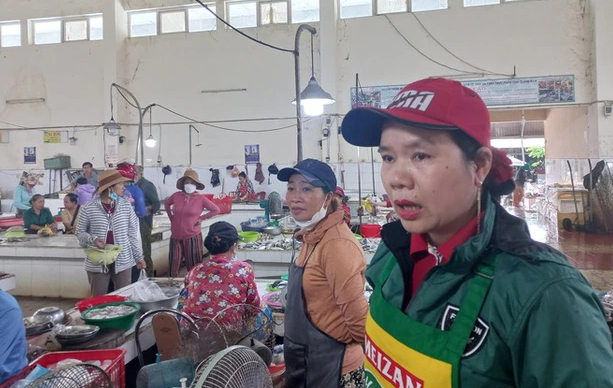 Vỡ hụi cả trăm tỷ đồng, hàng trăm tiểu thương ở Quảng Nam đứng ngồi không yên: Nhiều ngày qua, hàng trăm tiểu thương tại chợ Nam Phước, huyện Duy Xuyên, tỉnh Quảng Nam đứng ngồi không yên, bỏ bê cả buôn bán. Các tiểu thương cho biết, mỗi ngày, người góp ít từ 10.000 đến 20.000 đồng, người góp nhiều thì vài trăm ngàn đồng. Khi chủ hụi là bà N.T.M.L (trú thị trấn Nam Phước, huyện Duy Xuyên) "mất tích", người góp ít có nguy cơ bị mất khoảng vài chục triệu hoặc vài trăm triệu, nhưng có nhiều người từ 1 đến 2 tỷ đồng. (1 tiểu thương chia sẻ, ảnh Người lao động)