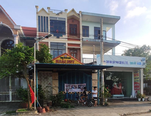  Nhiều người trên địa bàn huyện Duy Xuyên và thị xã Điện Bàn, tỉnh Quảng Nam cũng tham gia chơi hụi với bà L.. Nhiều người góp vốn chơi hụi với bà L. cho biết, số tiền trong đường dây hụi lên đến cả trăm tỷ đồng. Ngày 18/11, nhiều tiểu thương tại huyện Duy Xuyên đã đến trụ sở Công an thị trấn Nam Phước để trình báo vụ việc. Ông Văn Bá Thanh, Chủ tịch UBND thị trấn Nam Phước, huyện Duy Xuyên xác nhận bà L.đã vắng mặt tại địa phương khoảng 15 ngày qua, hiện không liên lạc được. (Ảnh nhà bà L. (dịch vụ du lịch Khải Duy)