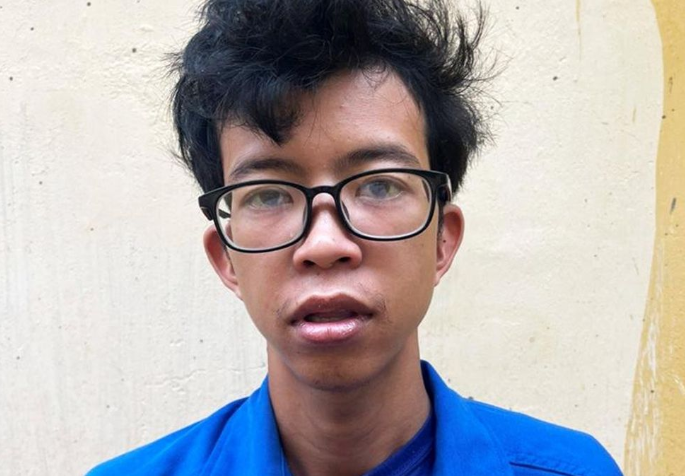  Nhân viên Bách Hóa Xanh trộm tiền của cửa hàng: Phạm Hồ Trọng (SN 1997, ngụ huyện Long Điền, tỉnh Bà Rịa - Vũng Tàu) là nhân viên thu ngân của cửa hàng Bách Hóa Xanh tại địa chỉ 110C Đô Lương, phường 11, TP. Vũng Tàu. Trong lúc làm việc tại đây, lợi dụng lúc quản lý không có mặt tại quầy thu ngân, Trọng đã 5 lần thực hiện hành vi trộm cắp tài sản của cửa hàng với số tiền hàng trăm triệu đồng. Ngày 21/11, VKSND TP Vũng Tàu cho biết vừa phê chuẩn Quyết định khởi tố bị can đối với Phạm Hồ Trọng về tội 'Trộm cắp tài sản'. 