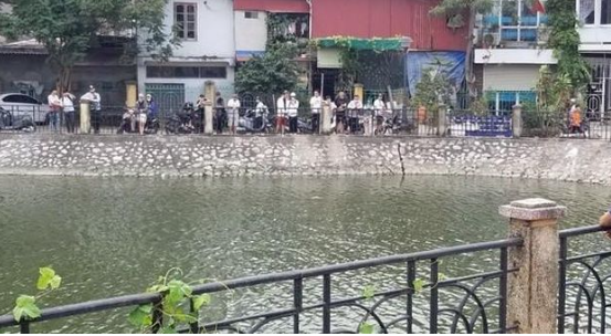  Phát hiện người đàn ông nhặt ve chai tử vong trên mặt hồ: Sáng 21/11, người dân sinh sống trên địa bàn bất ngờ phát hiện thi thể người đàn ông nổi trên mặt hồ An Biên thuộc phường Gia Viên, quận Ngô Quyền (TP. Hải Phòng). Qua xác minh nhanh của cơ quan chức năng, nạn nhân trên 60 tuổi chưa rõ danh tính và mưu sinh bằng việc đi nhặt ve chai. Nhiều khả năng, nạn nhân ra mép hồ nhặt vỏ chai nhựa và không may bị trượt chân ngã. 