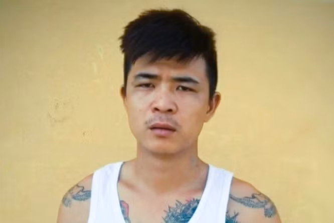  Nghịch tử lên cơn ngáo đá, tưởng mẹ là... cái áo nên châm lửa đốt: Sau khi chơi ma túy đá, Nguyễn Thiên Ân (30 tuổi, trú huyện Xuyên Mộc, tỉnh Bà Rịa - Vũng Tàu) nhìn mẹ ruột là bà Nguyễn Thị G. thì nghĩ rằng chiếc áo đang bay giữa nhà nên dùng gậy đánh rồi lấy xăng châm lửa đốt, khiến mẹ tử vong. Tháng 10/2021, TAND cấp cao tại TP HCM đã tuyên phạt bị cáo Ân mức án 20 năm tù về tội giết người. 