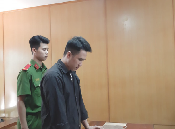  Nghịch tử ngáo đá giết mẹ, dì và bà ngoại vì "tưởng là robot": Ngày 21/7/2020, TAND TP HCM đã tuyên phạt Trương Tín (30 tuổi, trú Bình Tân) án tử hình về tội giết người. Trước đó, ngày 2/5/2019, Tín lấy ma túy ra dùng rồi đi làm. Đến khoảng hơn 22h cùng ngày, Tín về nhà, gây ồn ào thì bị bà Nguyễn Thị Ngọc Thúy (mẹ của Tín) chửi mắng. Tín cãi nhau với bà Thủy thì bà Nguyễn Thị Ngọc Phụng (dì ruột, sống cùng nhà với Tín) mắng. Tức giận, Tín đập phá đồ đạc trong nhà rồi chạy xuống bếp lấy 2 con dao và chém chết bà Nguyễn Thị Ngọc Kiều (dì ruột của Tín). Tín tiếp tục dùng 2 con dao đâm mẹ và bà Lê Thị Điểu (bà ngoại Tín) tử vong tại chỗ. Tín khai do bị ảo giác nên tưởng người thân là robot muốn hại mình nên đã ra tay tàn độc. 