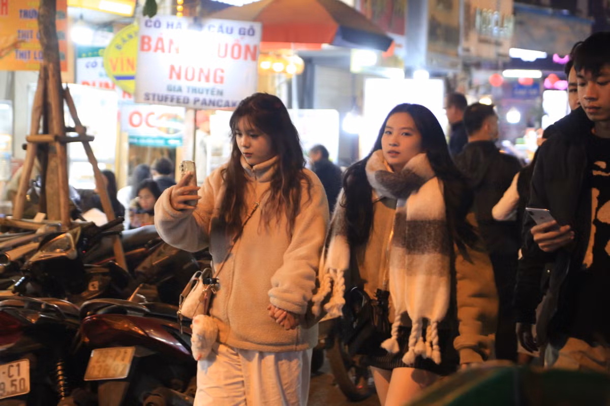Ở một số điểm thưa vắng người hơn là những nam thanh nữ tú tranh thủ thời gian dạo phố, cảm nhận không khí cuối năm ở Hà Nội.