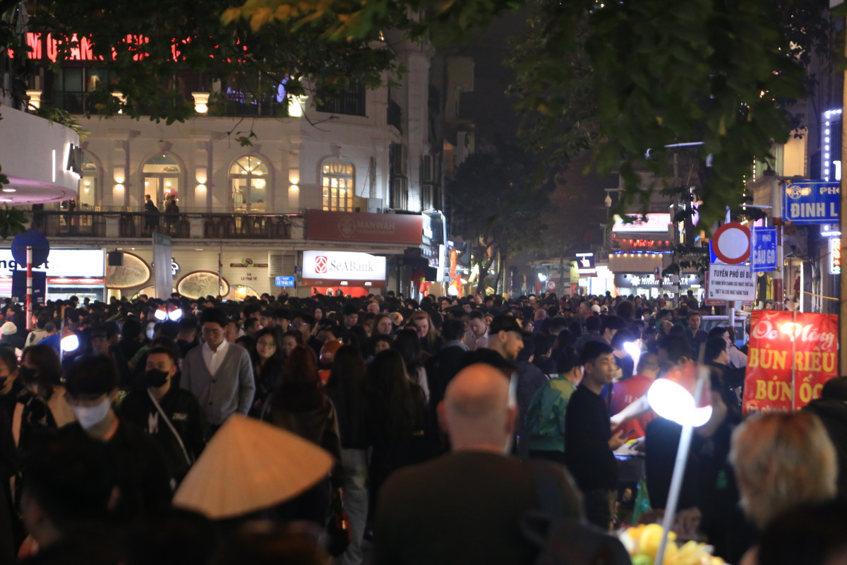 Tối 31/12/2024, ghi nhận của PV Báo Tri thức và Cuộc sống, các tuyến đường khu vực hồ Hoàn Kiếm (hồ Gươm) Hà Nội luôn chật kín người. Dòng người nối đuôi nhau đổ về đây để tham dự Countdown chào đón năm mới 2025.