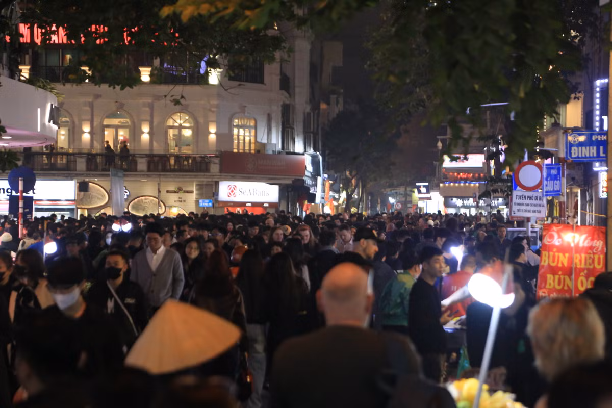 Tối 31/12/2024, ghi nhận của PV Báo Tri thức và Cuộc sống, các tuyến đường khu vực hồ Hoàn Kiếm (hồ Gươm) Hà Nội luôn chật kín người. Dòng người nối đuôi nhau đổ về đây để tham dự Countdown chào đón năm mới 2025.