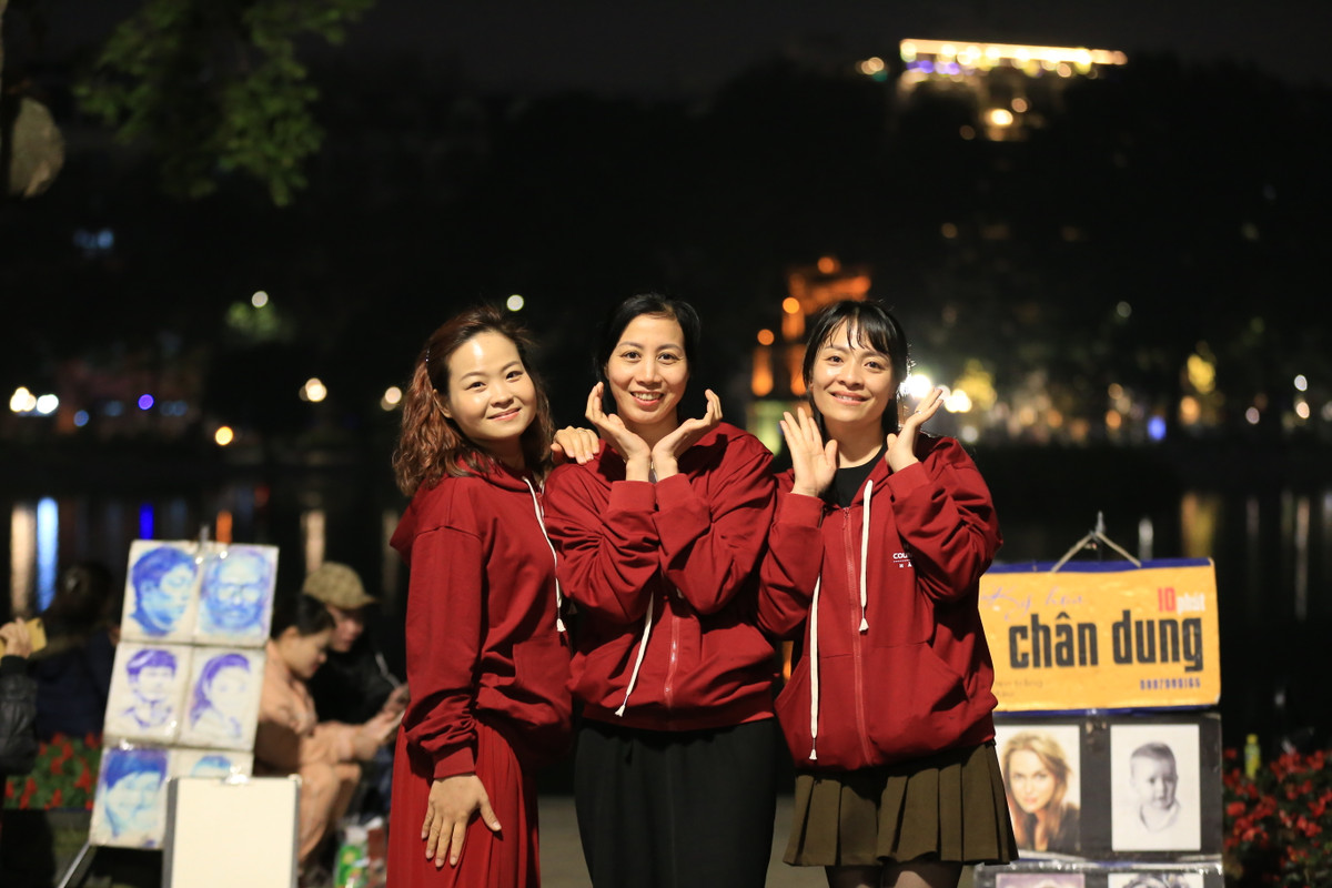 Nhóm bạn cũng hẹn hò, tụ tập ven hồ Gươm để cảm nhận giây phút chào đón năm mới.