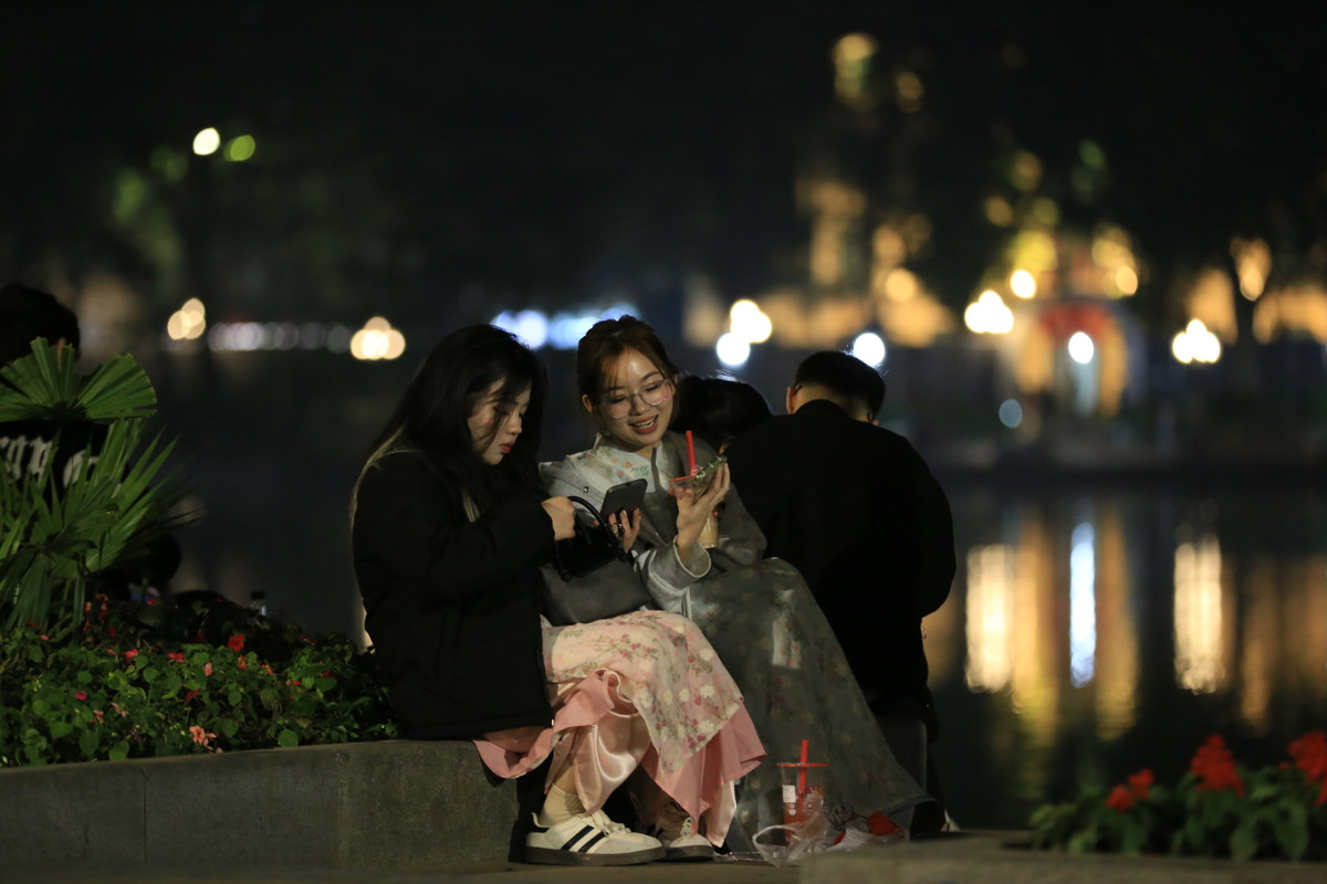 Mỗi người tìm cho mình một cách riêng để đón chờ năm mới tại Hồ Gươm.