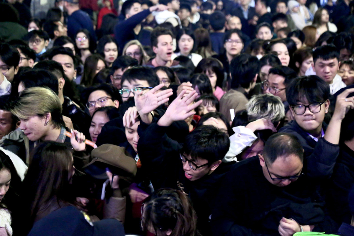 Tại quảng trường Đông Kinh Nghĩa Thục (Hoàn Kiếm) - địa điểm diễn ra chương trình Countdown đã có hàng nghìn người xếp hàng chờ để được nhận vòng tay vào cửa. 