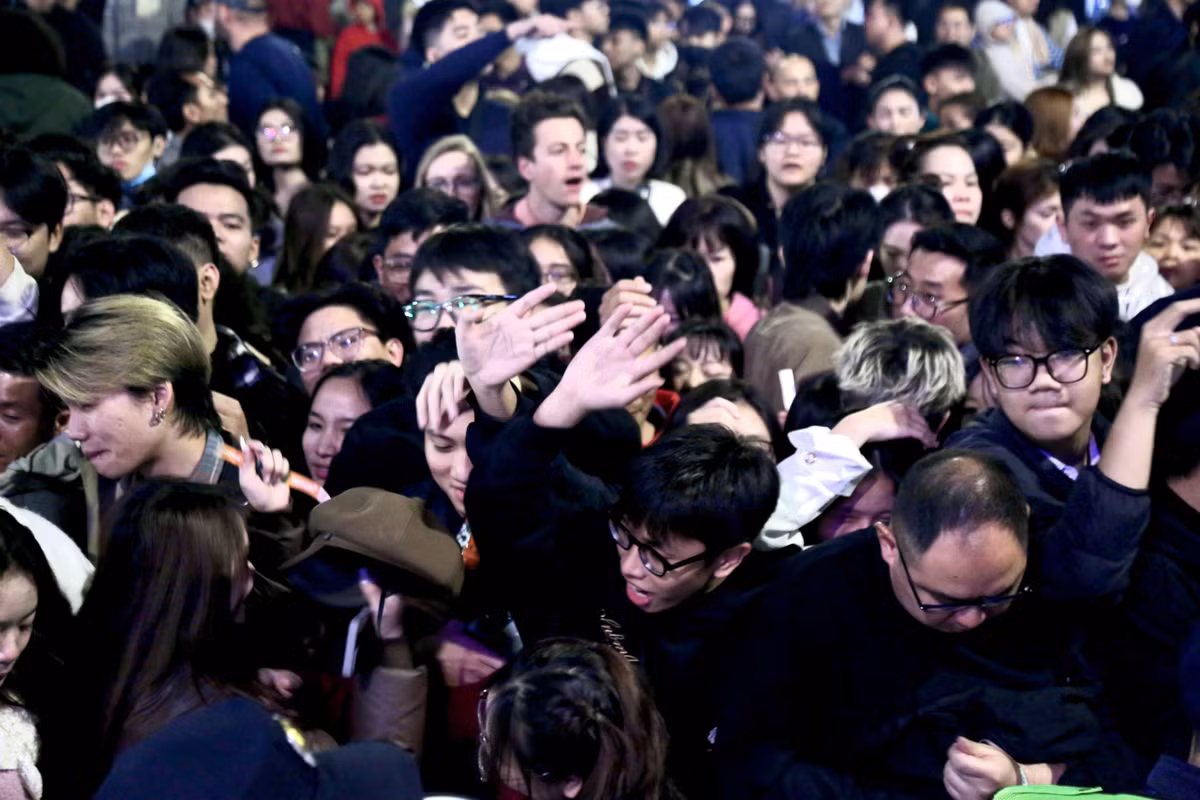 Tại quảng trường Đông Kinh Nghĩa Thục (Hoàn Kiếm) - địa điểm diễn ra chương trình Countdown đã có hàng nghìn người xếp hàng chờ để được nhận vòng tay vào cửa. 