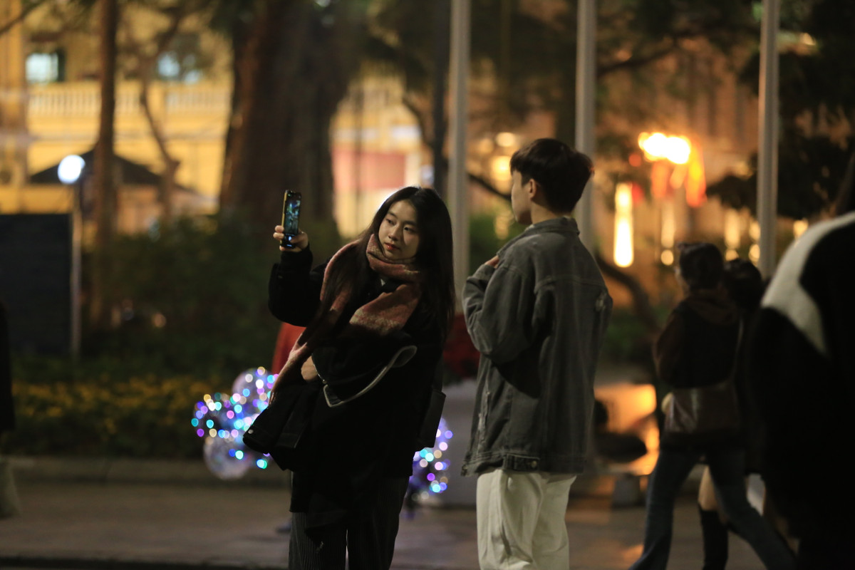 Những bức ảnh chụp cho nhau làm kỷ niệm không thể thiếu.