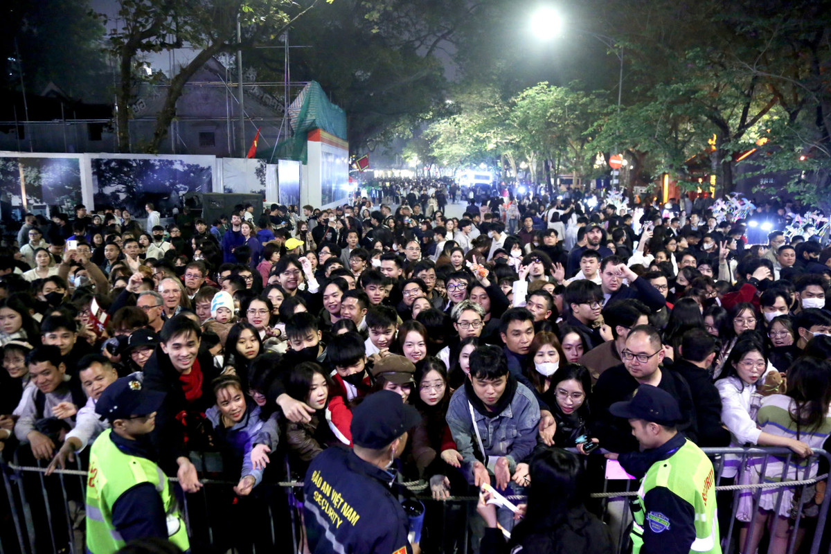 Phần đông các bạn trẻ đi theo nhóm hội bạn tập trung tại đây để sẵn sàng chờ đón chương trình đếm ngược chào năm mới.