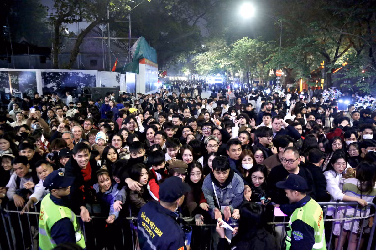 Phần đông các bạn trẻ đi theo nhóm hội bạn tập trung tại đây để sẵn sàng chờ đón chương trình đếm ngược chào năm mới.