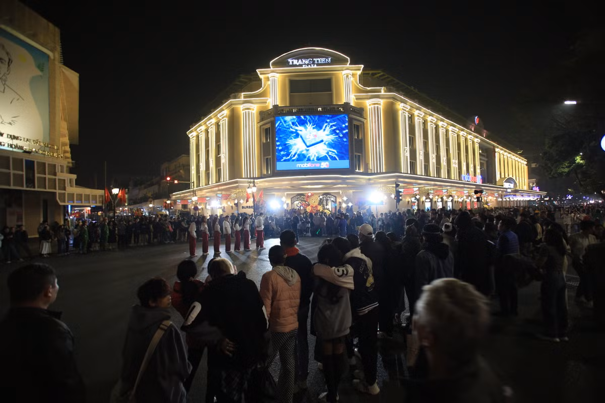 Countdown hay còn được hiểu là hoạt động đếm ngược thời khắc chuyển giao giữa năm cũ và năm mới. Các sự kiện Countdown thường được tổ chức từ chiều tối đến đêm tạo điều kiện cho du khách vừa được thưởng thức những màn trình diễn ca nhạc, vừa chào đón khoảnh khắc chuyển giao sang năm mới 2025. Điểm nhấn của hoạt động Countdown tại Hà Nội năm 2025 là sự kiện âm nhạc "Herbalife Countdown Party 2025 - Sống trọn khoảnh khắc". 