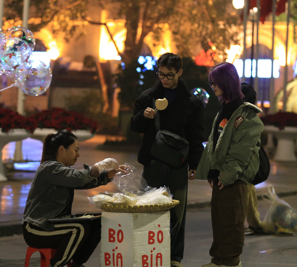 Những món ăn vặt vỉa hè đậm chất Hà Nội không thể thiếu đối với cặp đôi trẻ.