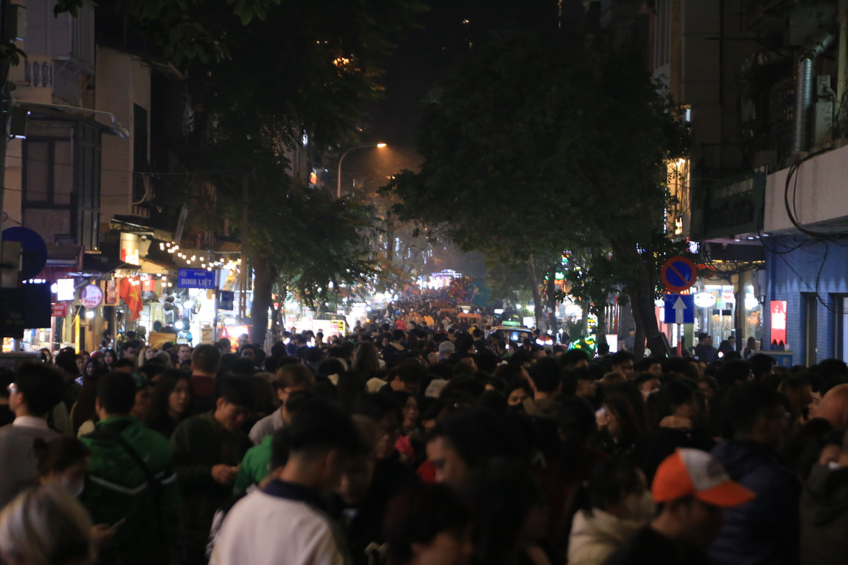 Thời tiết lạnh rét cuối năm của Hà Nội không cản nổi sự phấn khởi và hào hứng đón chờ năm mới tại khu vực hồ Gươm.