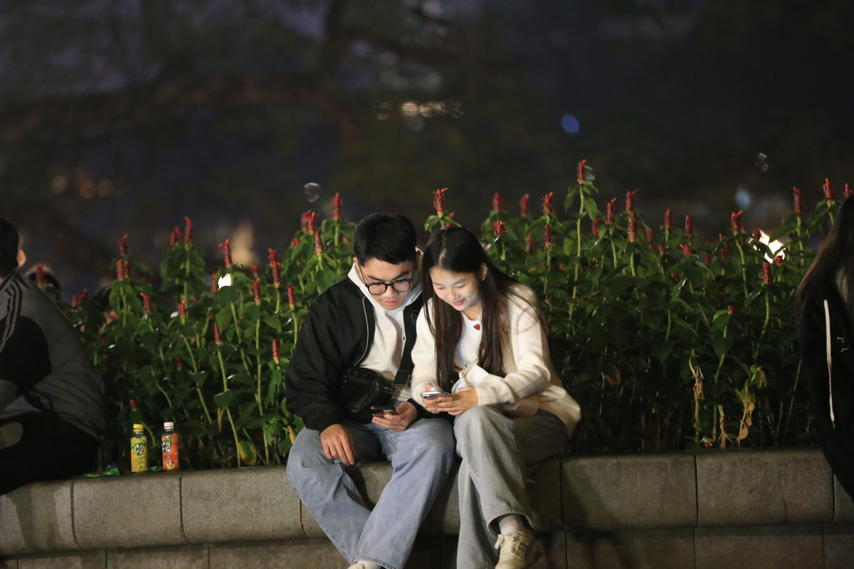 Một số cặp đôi tìm cho mình một góc tĩnh lặng ven hồ để hẹn hò, chờ đón năm mới theo cách của riêng mình.