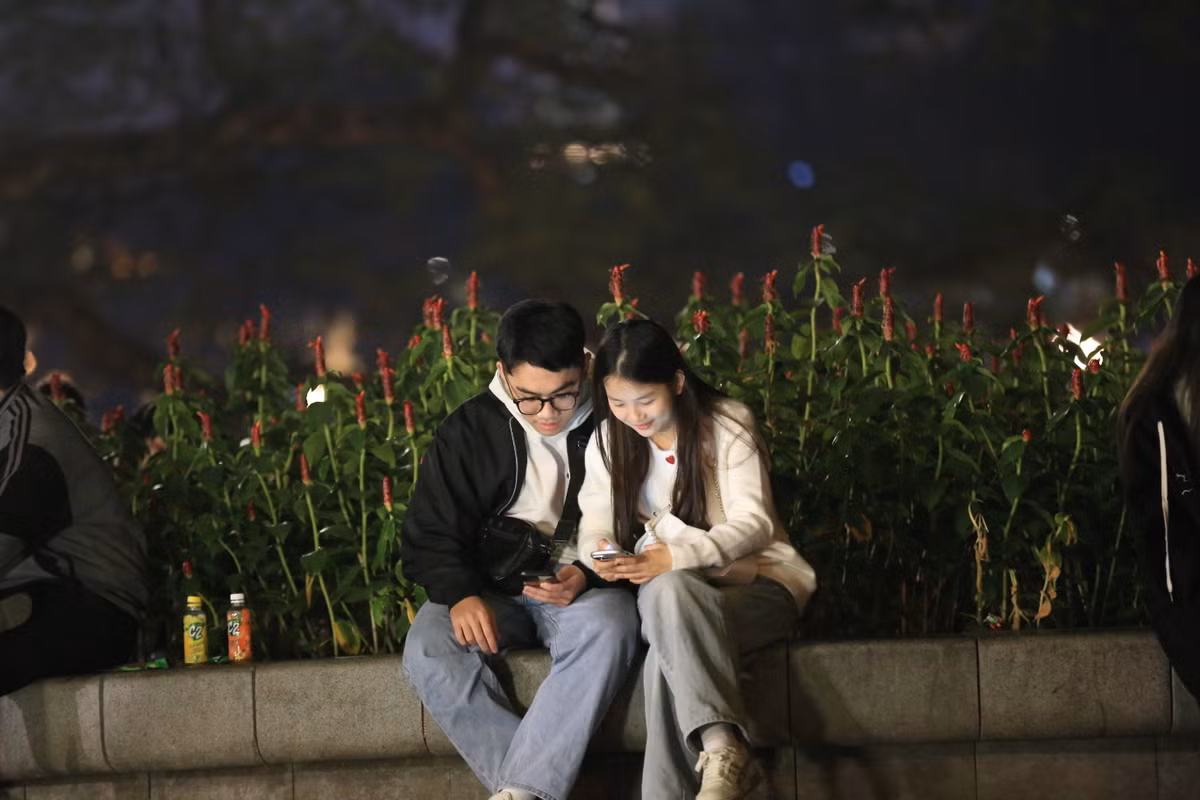 Một số cặp đôi tìm cho mình một góc tĩnh lặng ven hồ để hẹn hò, chờ đón năm mới theo cách của riêng mình.