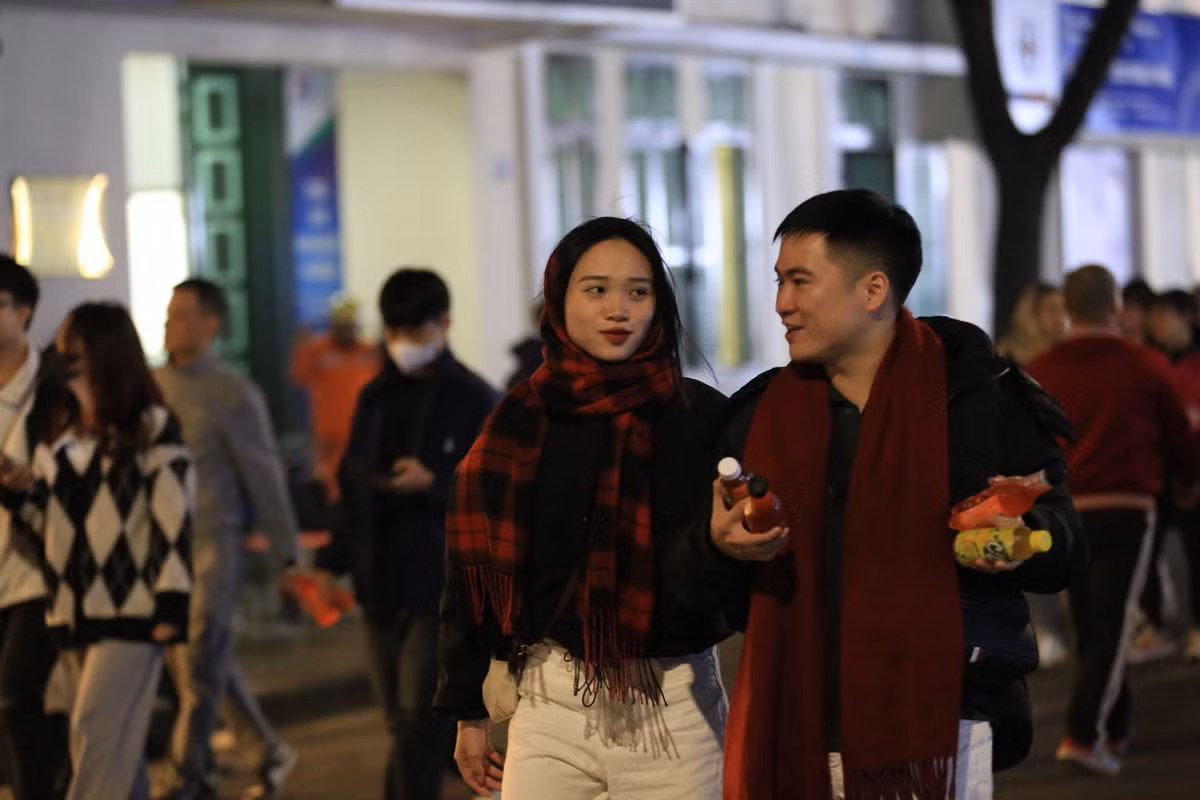 Giây phút chào đón năm mới tại phố đi bộ Hoàn Kiếm luôn mang đến một cảm giác mới lạ và độc đáo.