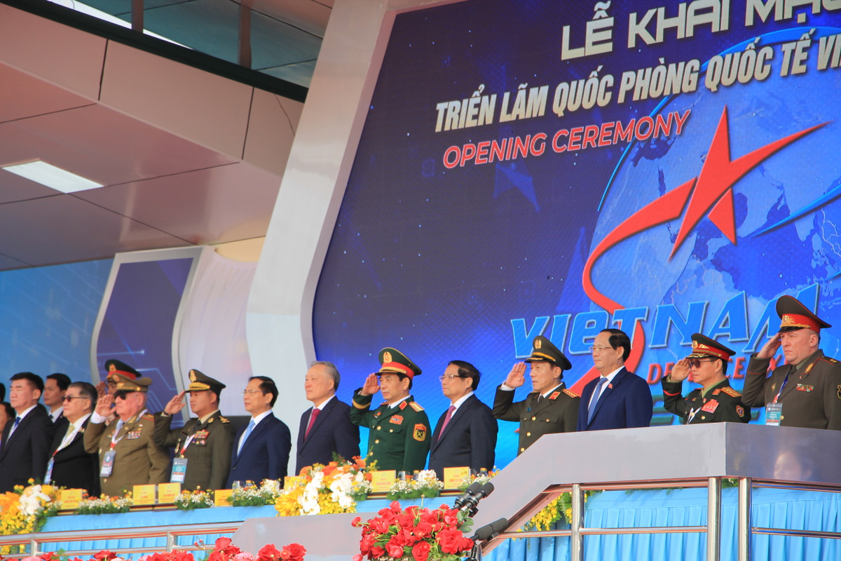 Sáng 19/12, Thủ tướng Phạm Minh Chính và các thành viên Chính phủ đã tham dự lễ khai mạc Triển lãm Quốc phòng quốc tế Việt Nam 2024 (Viet Nam International Defence Expo 2024 tại Sân bay Gia Lâm (đường Nguyễn Sơn, phường Phúc Đồng, quận Long Biên, thành phố Hà Nội).