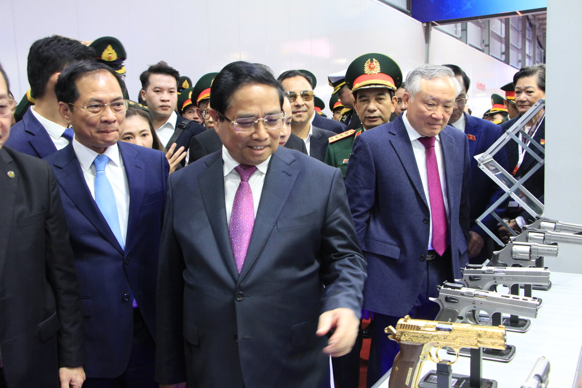 Thủ tướng Phạm Minh Chính cũng hào hứng khi thăm quan tại các gian trang thiết bị thông tin liên lạc sẽ bao gồm trang thiết bị phòng chống vũ khí hóa học; vũ khí, trang bị cho lực lượng đặc nhiệm; các thiết bị tác chiến điện tử; robot trinh sát và chiến đấu trên không, mặt đất, mặt nước và dưới nước..